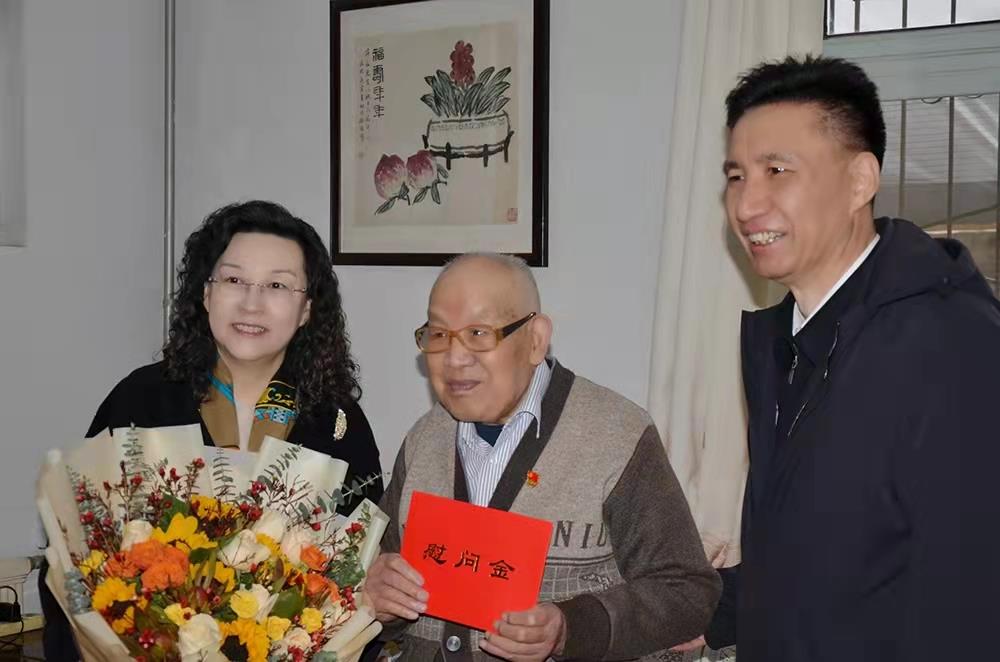 濟南產發(fā)集團黨委副書記、總經理黃蓓走訪慰問離休老干部、老黨員